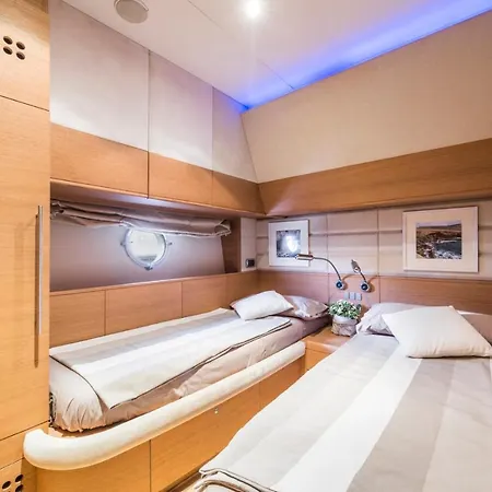 Отель Capasecca Yacht *